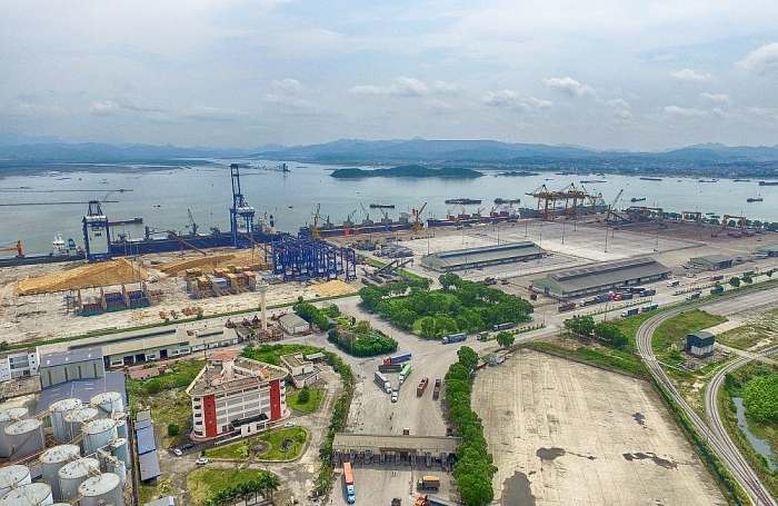 Quảng Ninh: Ngày đầu năm mới cảng Cái Lân bốc xếp gần 154.000 tấn hàng