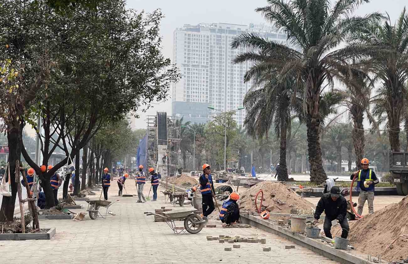 Công nhân thi công ngày đêm để hoàn thành dự án đúng tiến độ. Ảnh: Khánh An