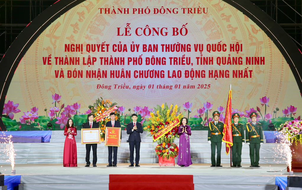 Bà Nguyễn Thị Thanh, Ủy viên Trung ương Đảng, Phó Chủ tịch Quốc hội, tặng hoa chúc mừng Đảng bộ, chính quyền và nhân dân TP Đông Triều.