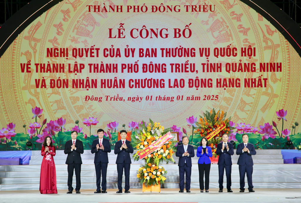 Thường trực Tỉnh ủy thay mặt Tỉnh ủy, HĐND, UBND, UBMTTQ tỉnh tặng hoa chúc mừng, chung vui với Đảng bộ, chính quyền và nhân dân các dân tộc TP Đông Triều.