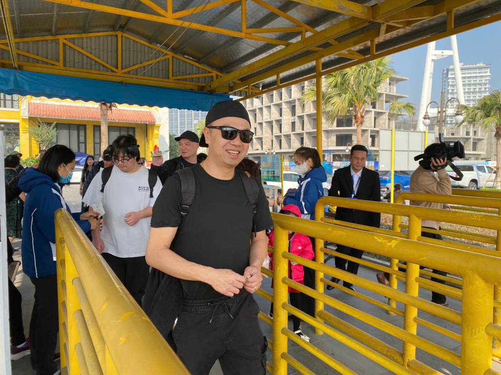 Du khách phấn khởi đi tham quan Vịnh Hạ Long.