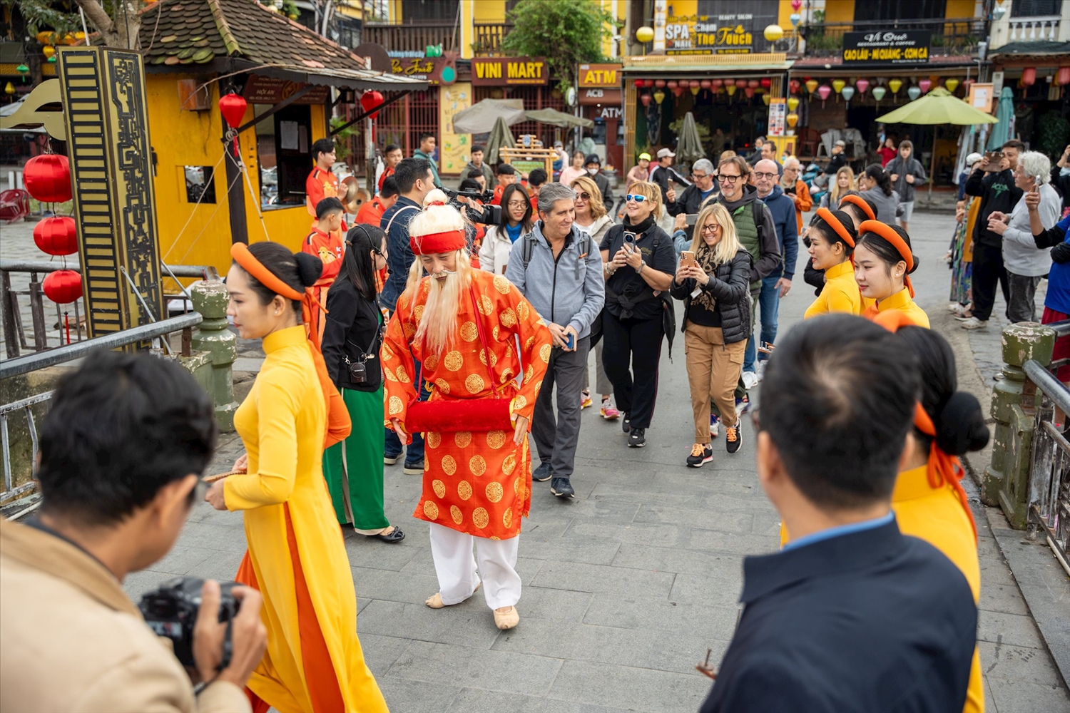 Văn nghệ chào đón khách của người dân Hội An