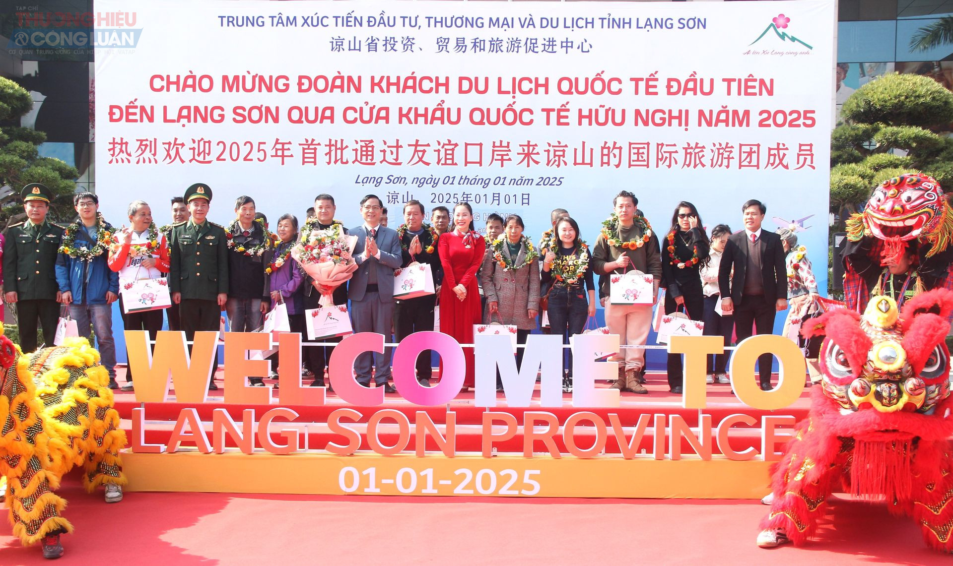 Đại diện Trung tâm Xúc tiến Đầu tư, Thương mại và Du lịch Lạng Sơn và các đơn vị trao hoa, tặng quà cho 40 khách du lịch quốc tế đầu tiên đến Lạng Sơn năm 2025