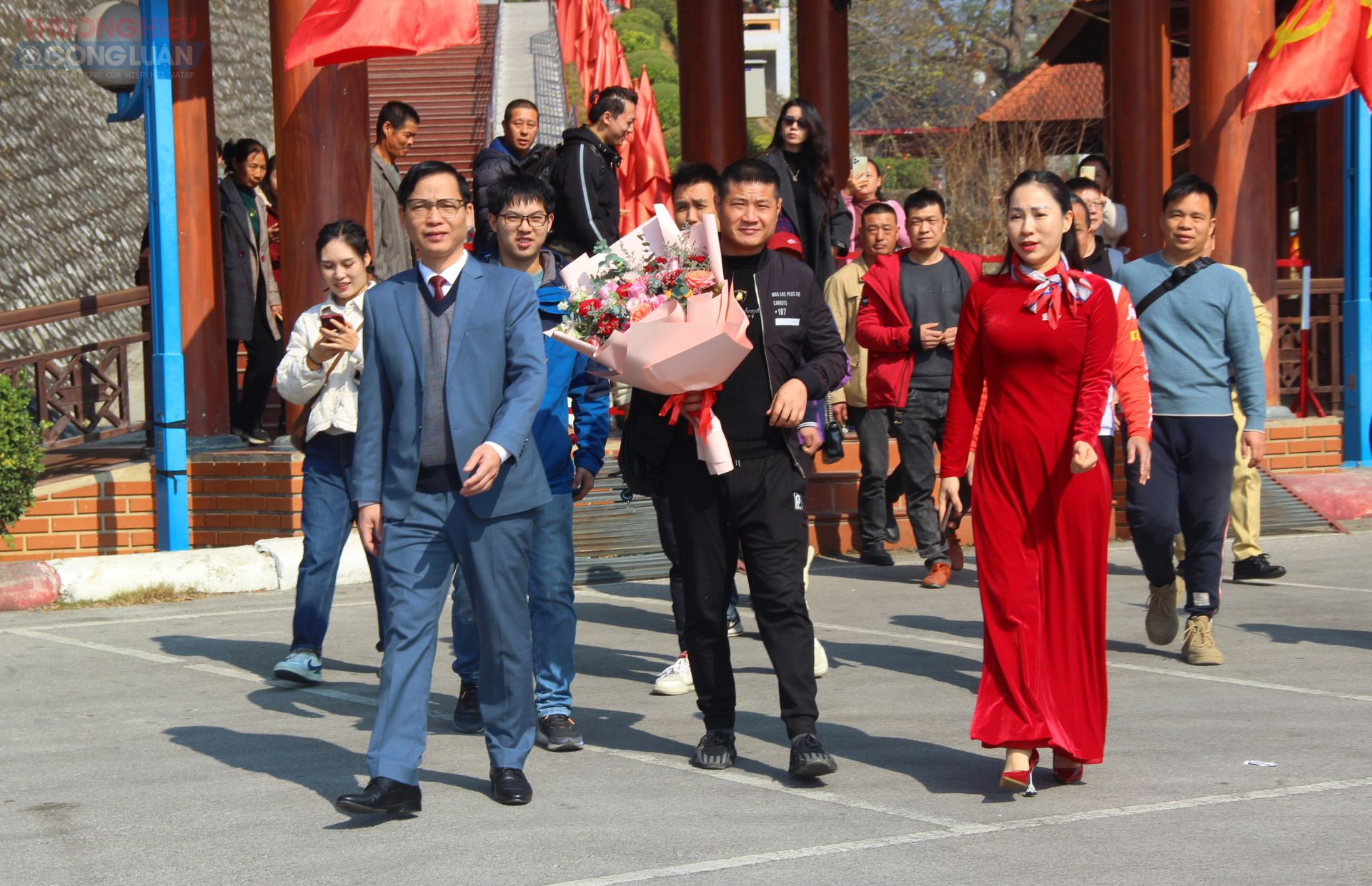 Lãnh đạo Trung tâm Xúc tiến Đầu tư, Thương mại và Du lịch Lạng Sơn chào mừng đoàn khách quốc tế đầu tiên đến Lạng Sơn qua Cửa khẩu Quốc tế Hữu Nghị, huyện Cao Lộc, tỉnh Lạng Sơn.