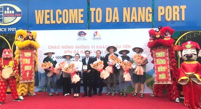 Lãnh đạo Sở Du lịch và cảng Đà Nẵng chào đón những vị khách quốc tế đầu tiên đến Đà Nẵng qua cảng Tiên Sa Lãnh đạo Sở Du lịch và cảng Đà Nẵng chào đón những vị khách quốc tế đầu tiên đến Đà Nẵng qua cảng Tiên Sa