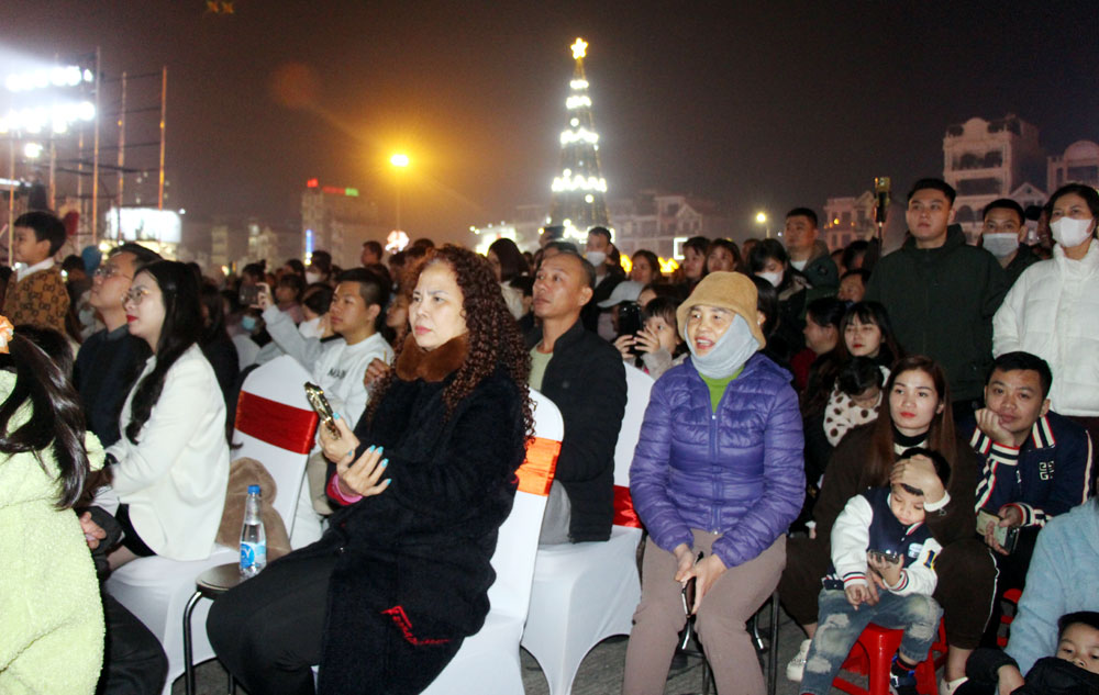 Rất đông nhân dân đến xem chương trình. Rất đông nhân dân đến xem chương trình.