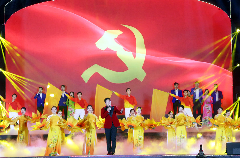 NSND Quốc Hưng và dàn hợp xướng Trường Văn hóa nghệ thuật Quân đội biểu diễn tiết mục NSND Quốc Hưng và dàn hợp xướng Trường Văn hóa nghệ thuật Quân đội biểu diễn tiết mục