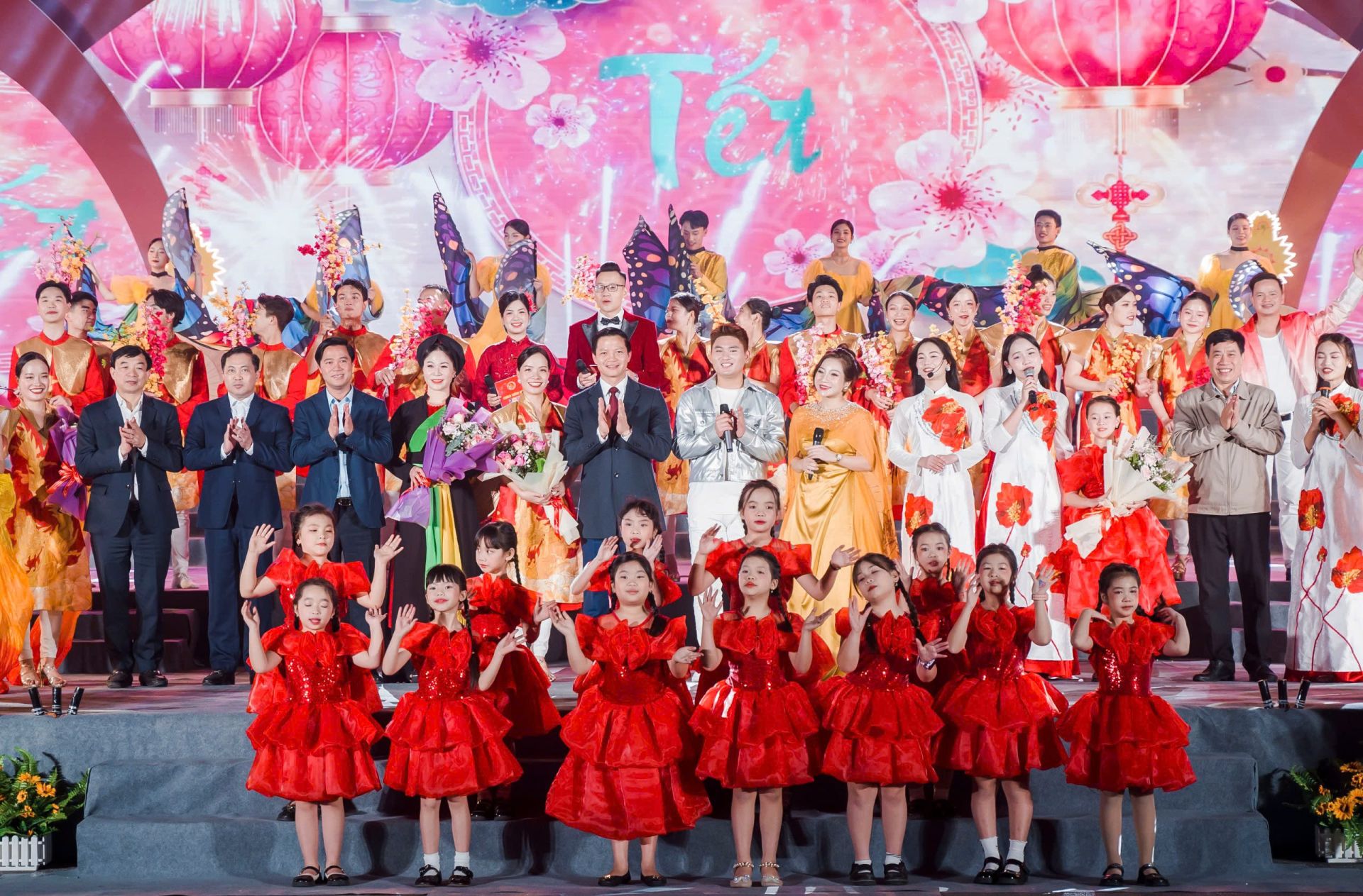 Các đồng chí lãnh đạo tặng hoa chúc mừng các nghệ sỹ, diễn viên.