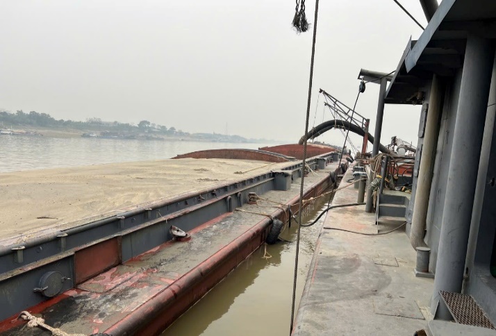 Bắt giữ một tàu khai thác cát trái phép trên sông Hồng