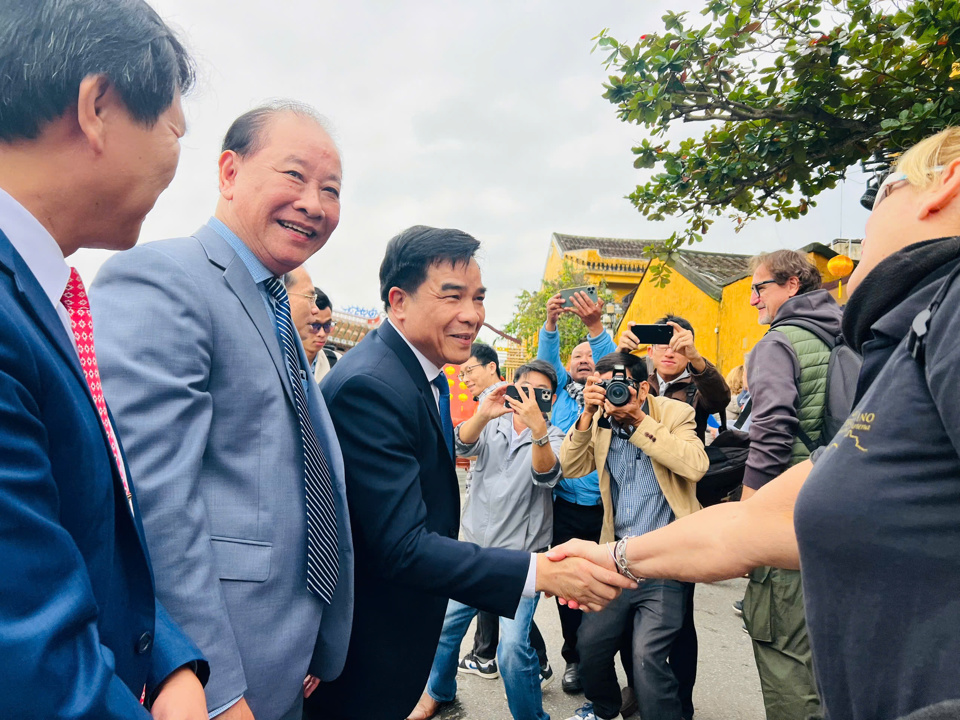 Chủ tịch UBND tỉnh Quảng Nam Lê Văn Dũng cùng các lãnh đạo địa phương bắt tay chào mừng đoàn khách du lịch tại TP Hội An. (Ảnh: kinhtedothi.vn)