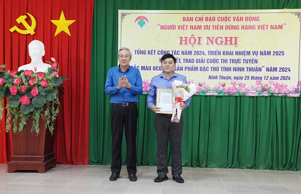 Ông Lê Văn Bình- Chủ tịch UBMTTQVN tỉnh Ninh Thuận trao giải Nhất Cuộc thi trực tuyến “Sắc màu OCOP và sản phẩm đặc thù tỉnh Ninh Thuận”