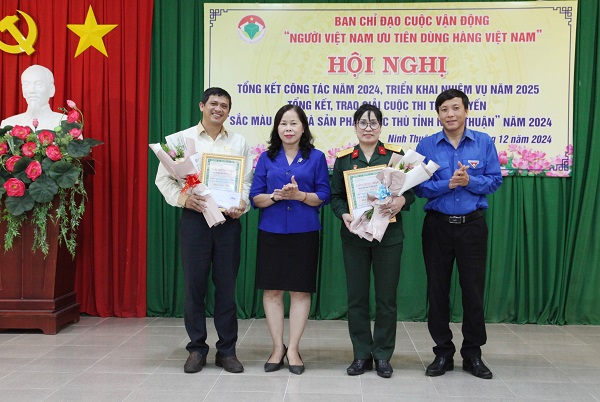 Bà Phạm Thị Bích Hà- Phó Chủ tịch UBMTTQVN tỉnh Ninh Thuận trao giải Nhì Cuộc thi trực tuyến “Sắc màu OCOP và sản phẩm đặc thù tỉnh Ninh Thuận”