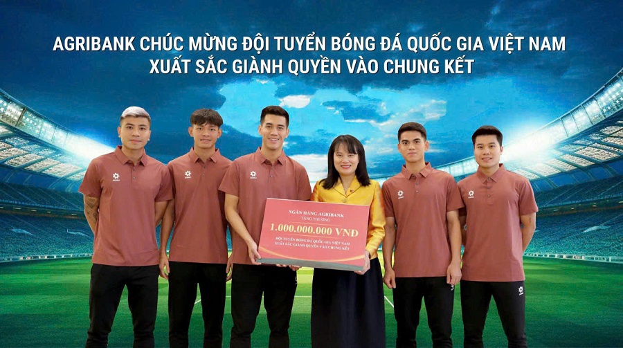 Bà Phùng Thị Bình - Phó Tổng Giám đốc Agribank trao thưởng 1 tỷ đồng cho đại diện Đội tuyển Bóng đá Quốc gia Việt Nam