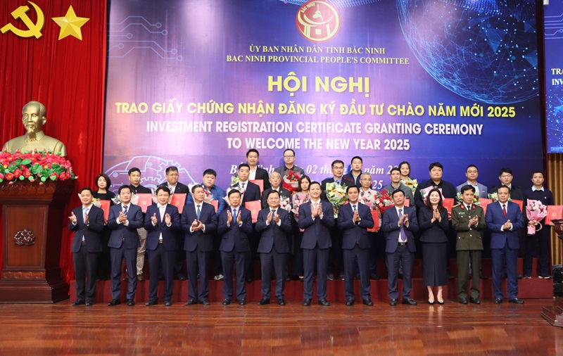 Các đồng chí lãnh đạo tỉnh, Bộ Kế hoạch và Đầu tư, Bộ Khoa học và Công nghệ trao Giấy chứng nhận đầu tư cho các doanh nghiệp, nhà đầu tư.