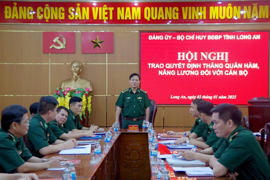 Đại tá Dương Văn Dược - Bí thư Đảng ủy, Chính ủy BĐBP tỉnh phát biểu chúc mừng tại hội nghị trao quyết định