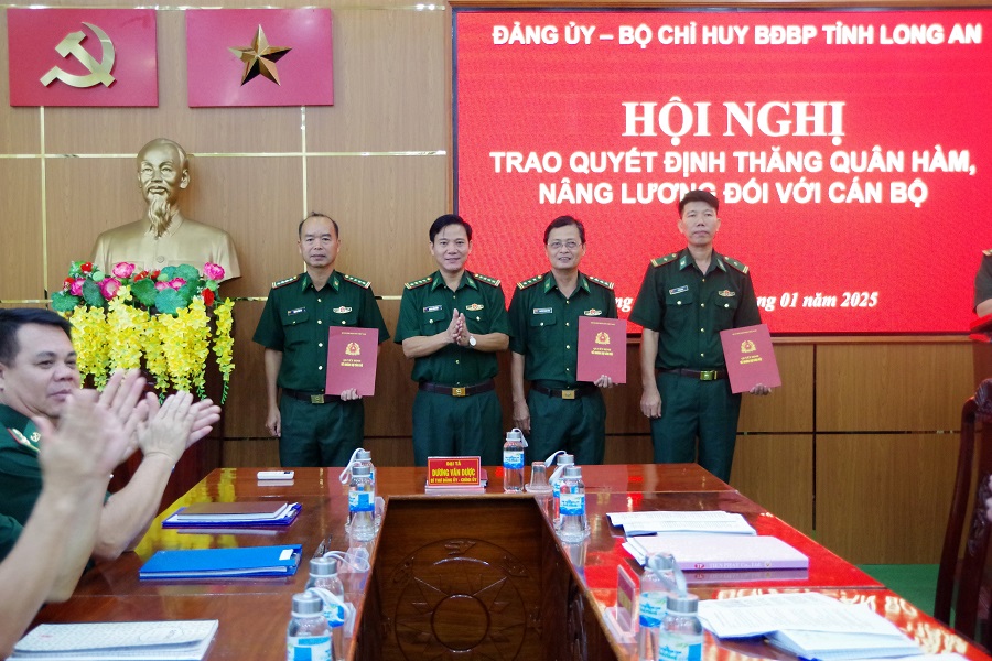 Đại tá Dương Văn Dược - Bí thư Đảng ủy, Chính ủy BĐBP tỉnh trao quyết định thăng quân hàm, nâng lương cho các đồng chí đợt này