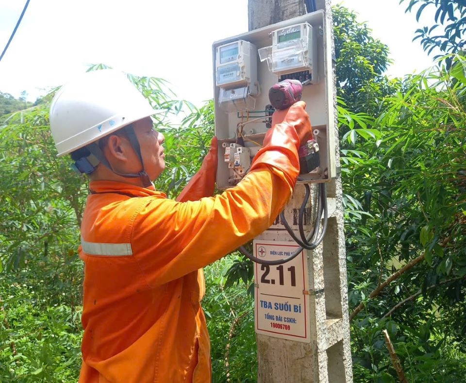 Công nhân Điện lực khu vực Phù Yên - Bắc Yên thay thế công tơ cơ khí sang công tơ điện tử