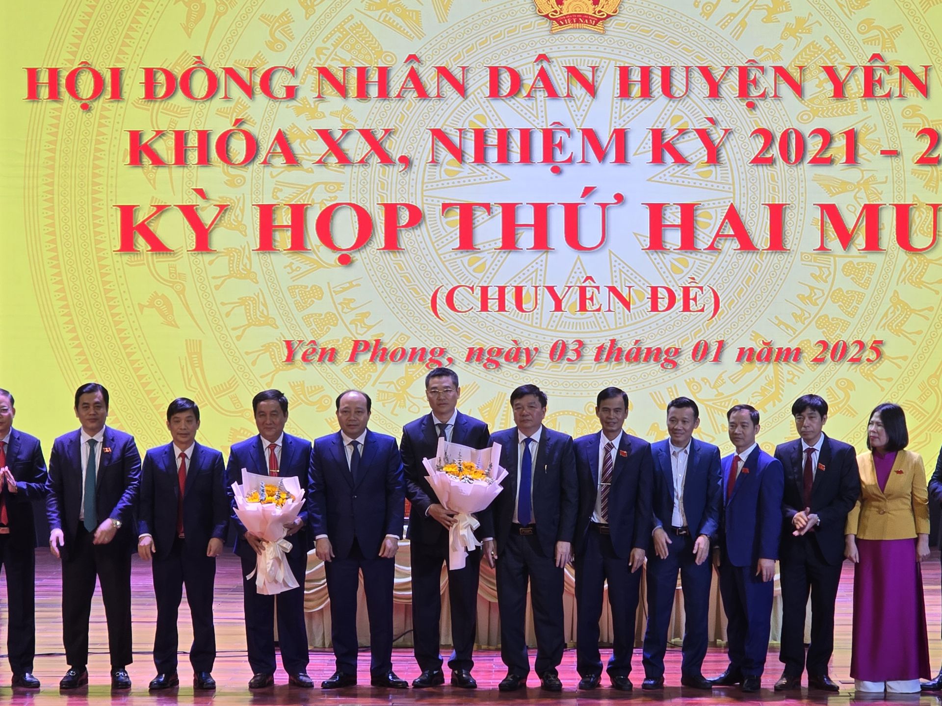 Lãnh đạo tỉnh và huyện Yên Phong chúc mừng tân Chủ tịch UBND huyện Yen Phong Nguyễn Văn Hoàn