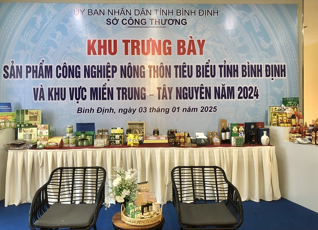 Khu vực trưng bày những sản phẩm tiêu biểu của các DN tỉnh Bình Định. Ảnh: Viết Hiền