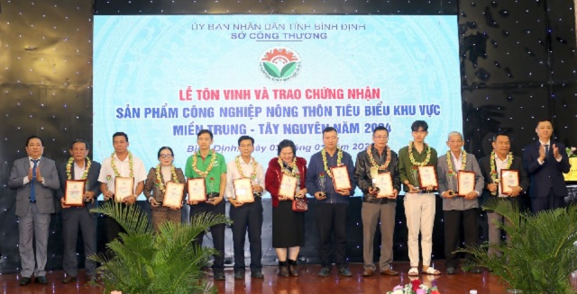 Lãnh đạo Sở Công Thương Bình Định (bìa trái và bìa phải) trao Giấy chứng nhận “Sản phẩm CNNTTB cấp khu vực” cho các đơn vị. Ảnh: Viết Hiền