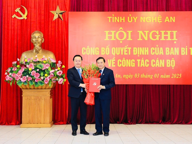 Bí thư Tỉnh ủy, Chủ tịch UBND tỉnh Nguyễn Đức Trung trao Quyết định và tặng hoa chúc mừng Tân Phó Bí thư Tỉnh ủy Lê Hồng Vinh.