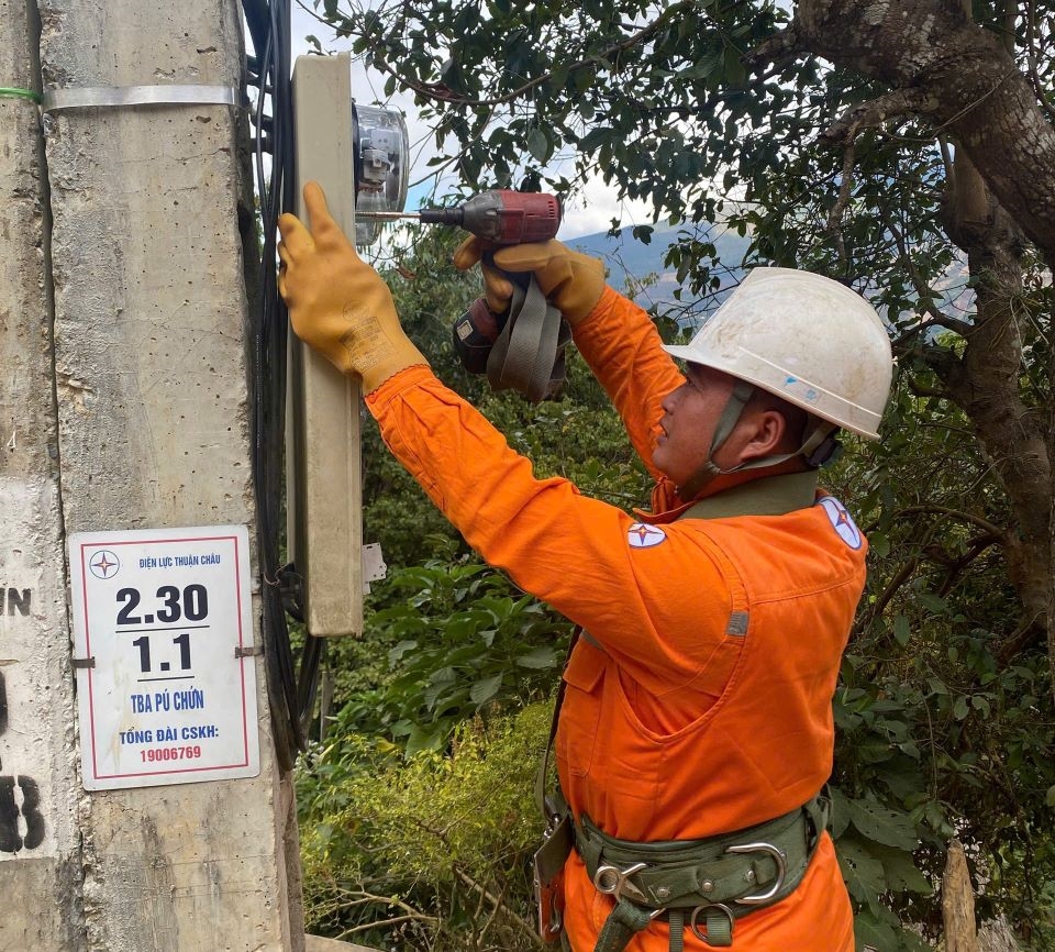 Công nhân Điện lực khu vực Thuận Châu - Quỳnh Nhai thay thế công tơ cơ khí sang công tơ điện tử