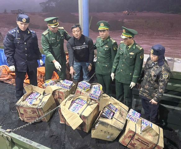 Đồn Biên phòng Cửa khẩu quốc tế La Lay bắt giữ gần 2 tạ pháo hoa
