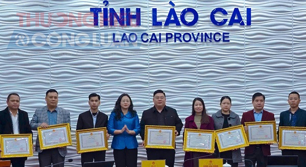 Bà Giàng Thị Dung, Phó Chủ tịch UBND tỉnh Lào Cai trao bằng khen cho các tập thể, cá nhân có thành tích xuất sắc trong thông tin, tuyên truyền công tác tìm kiếm, cứu nạn và khắc phục hậu quả bão số 3 trên địa bàn tỉnh Lào Cai.