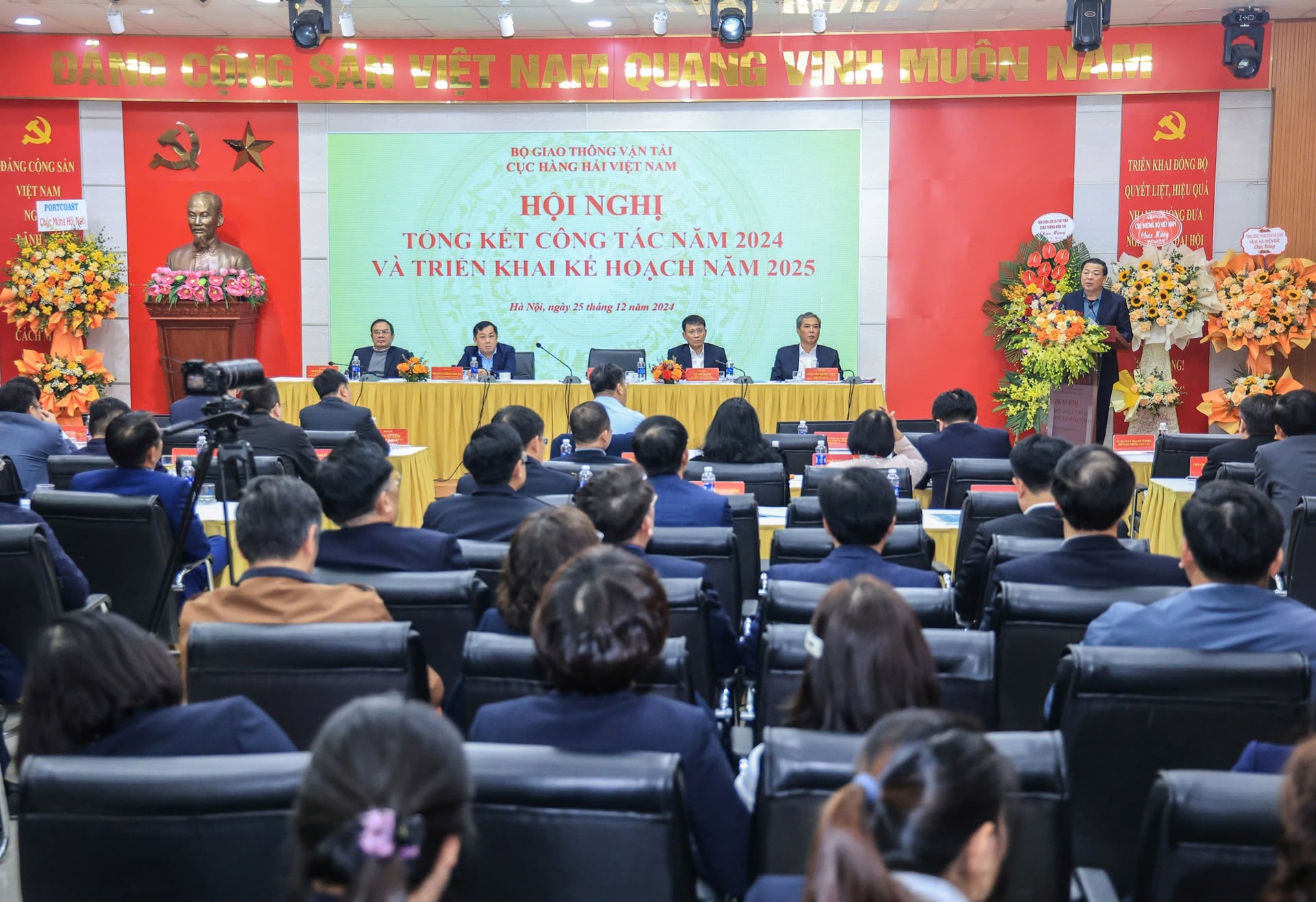 Hội nghị Tổng kết công tác năm 2024 và triển khai kế hoạch năm 2025 của Cục Hàng hải Việt Nam Hội nghị Tổng kết công tác năm 2024 và triển khai kế hoạch năm 2025 của Cục Hàng hải Việt Nam