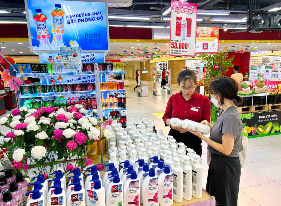 Người tiêu dùng mua sắm tại siêu thị Winmart. Ảnh: Hoài Nam