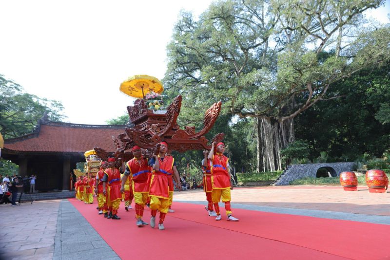 Nghi thức rước kiệu Đức Vua Lê Thái Tổ, kiệu Trung túc Vương Lê Lai từ đền thờ Vua Lê Thái Tổ và Đền thờ Trung túc vương Lê Lai về Sân rồng Chính điện Lam Kinh.