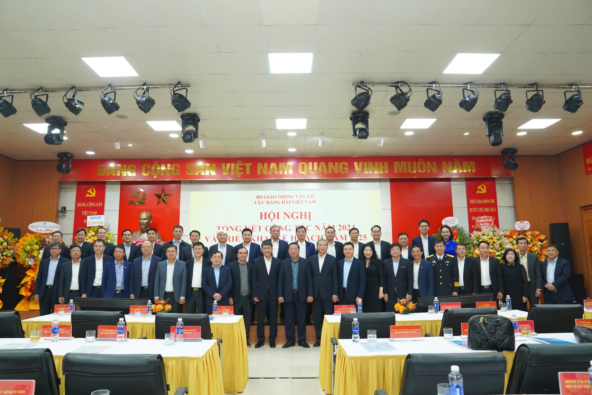 Các đại biểu chụp hình lưu niệm tại hội nghị Các đại biểu chụp hình lưu niệm tại hội nghị