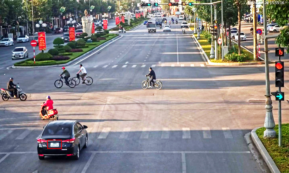 Xe ô tô vượt đèn đỏ tại Ngã 4 Hùng Vương – Huyền Quang (TP. Bắc Giang). Ảnh: Công an TP. Bắc Giang