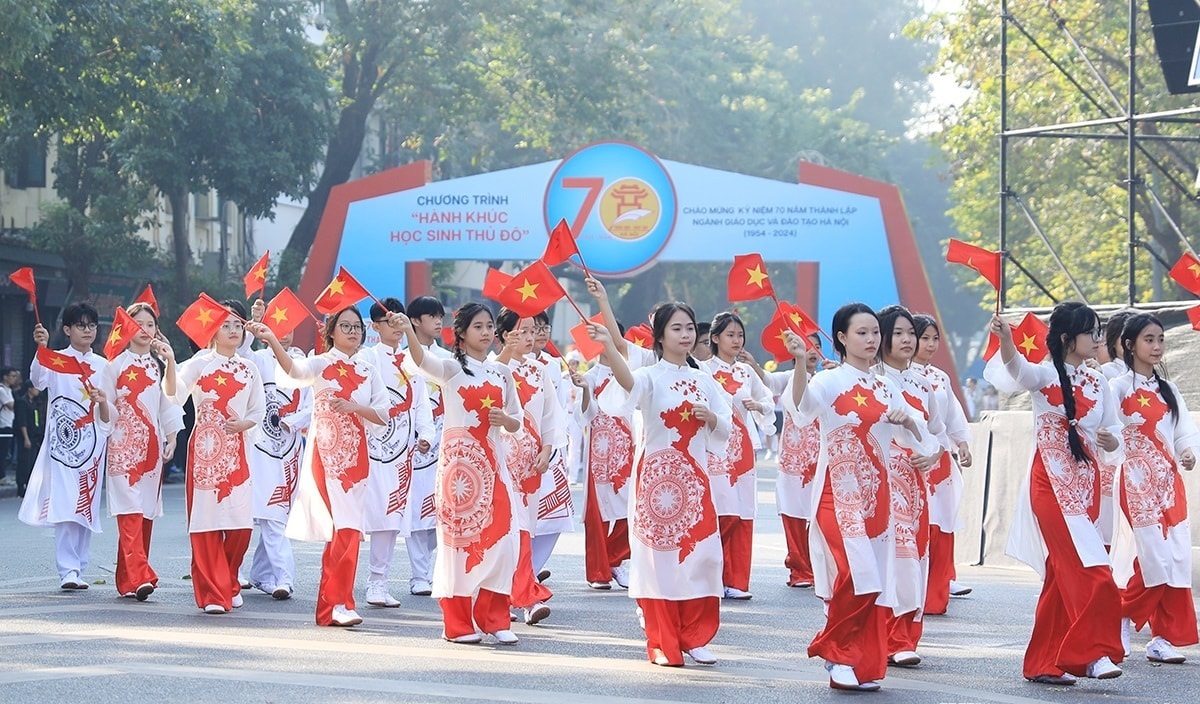 Màn trình diễn của học sinh Thủ đô tại chương trình Hành khúc học sinh - kỷ niệm 70 năm thành lập ngành GD-ĐT Hà Nội