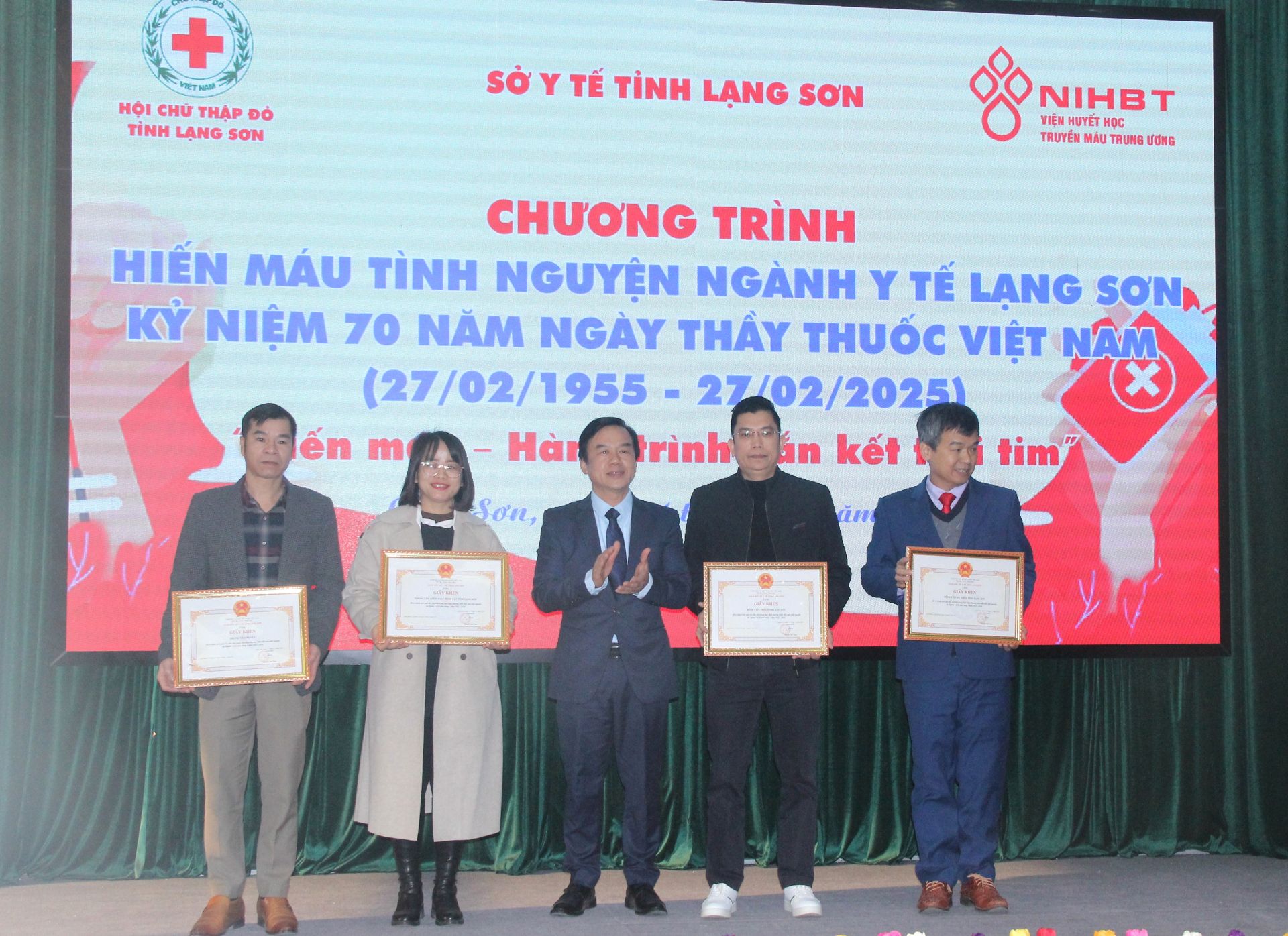 Lãnh đạo Sở Y tế Lạng Sơn trao giấy khen cho các tập thể có thành tích xuất sắc trong phong trào vận động, hiến máu tình nguyện tại chương trình