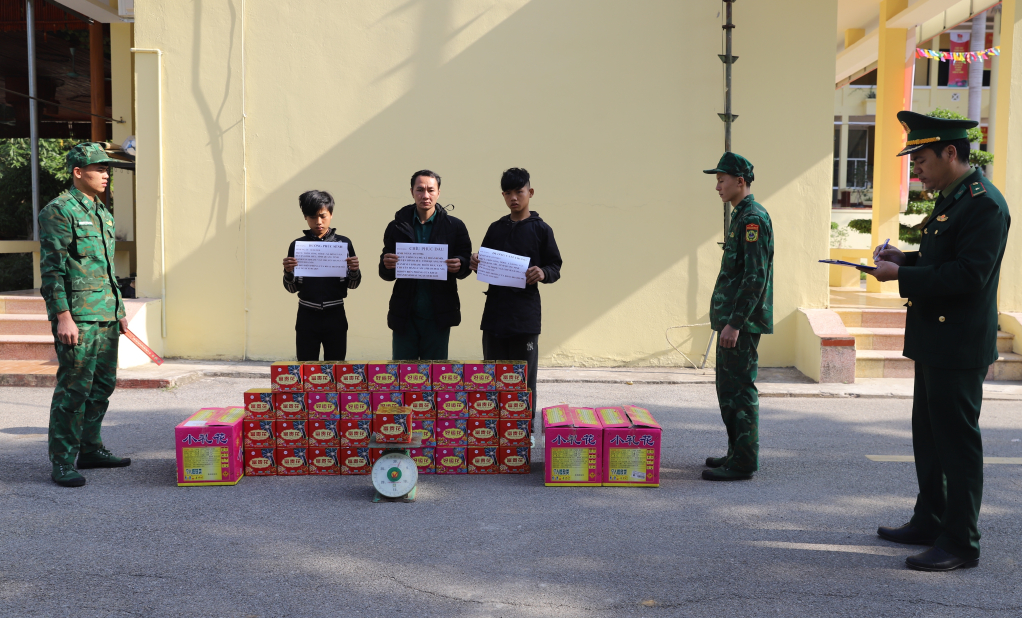 Bắt đối tượng vận chuyển trái phép 54kg pháo hoa nổ qua biên giới