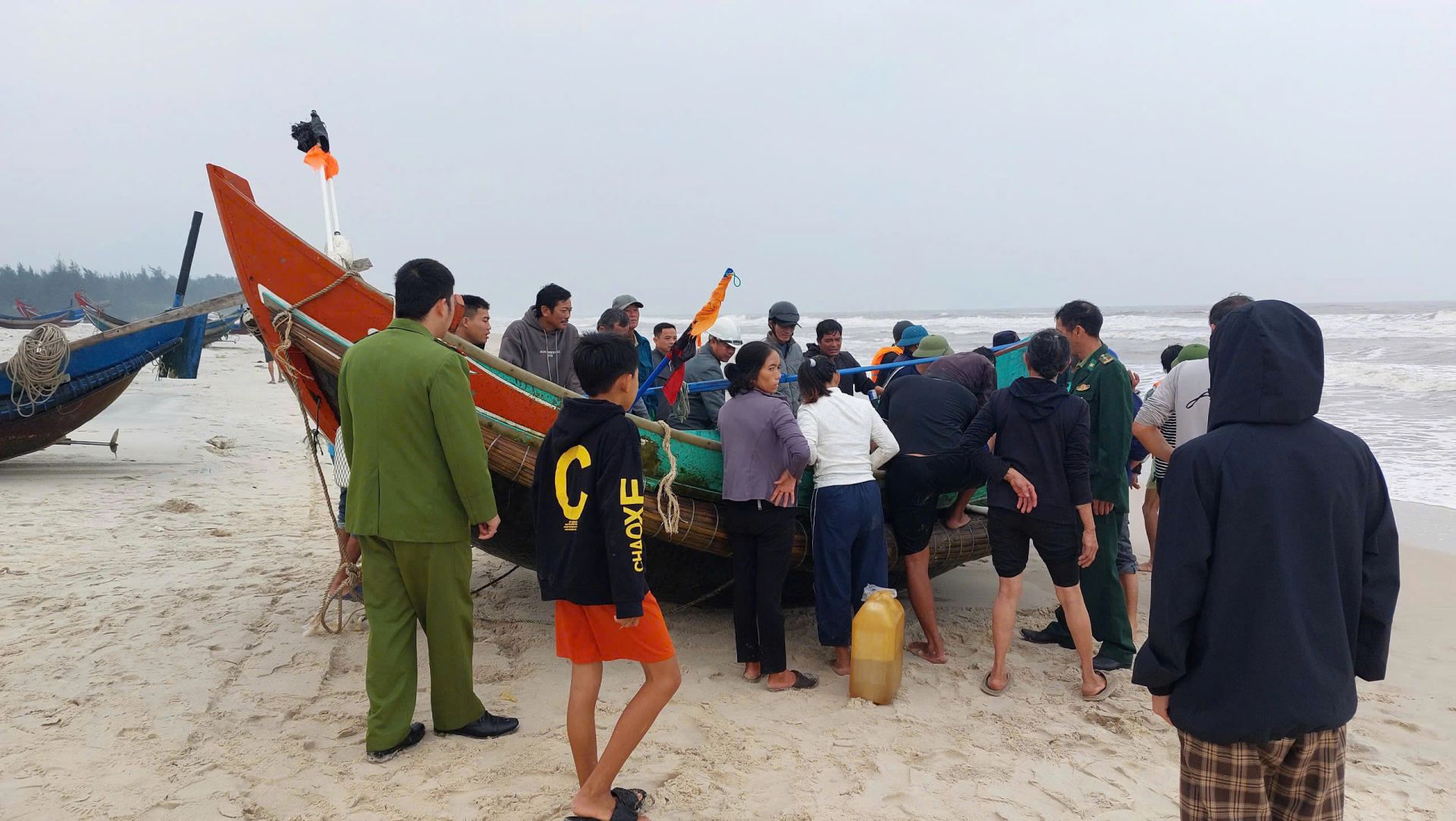 Quảng Trị: Kịp thời cứu 2 thuyền viên vào bờ an toàn