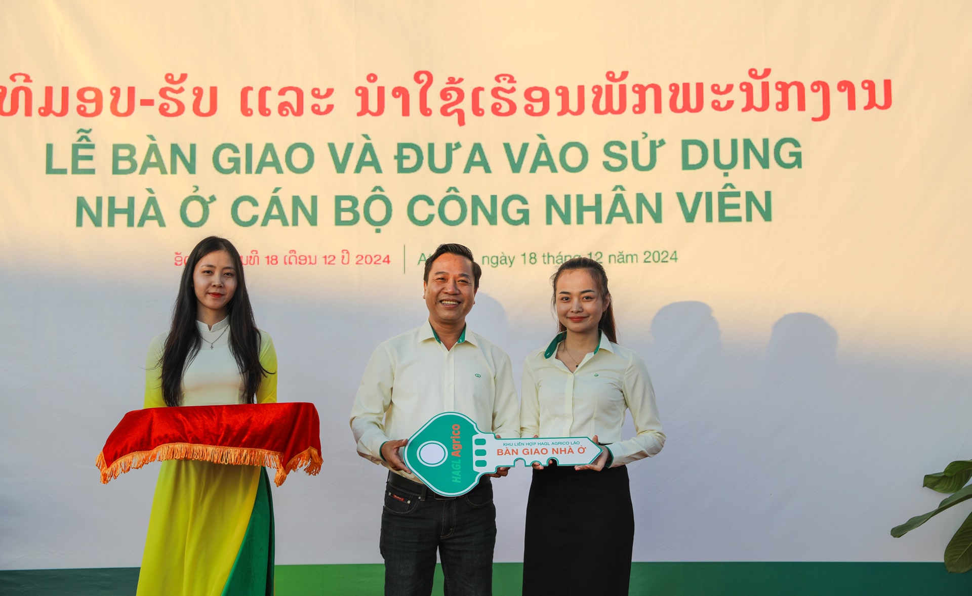 Ông Đoàn Bá Phi - Tổng Giám đốc KLH trao chìa khóa nhà ở cho người lao động