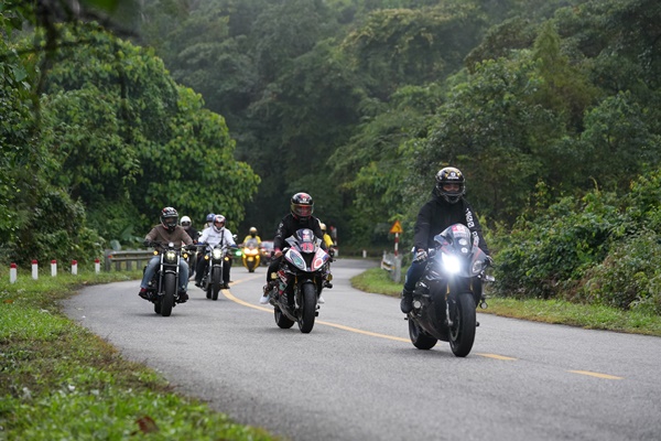 Các biker trải nghiệm hành trình touring