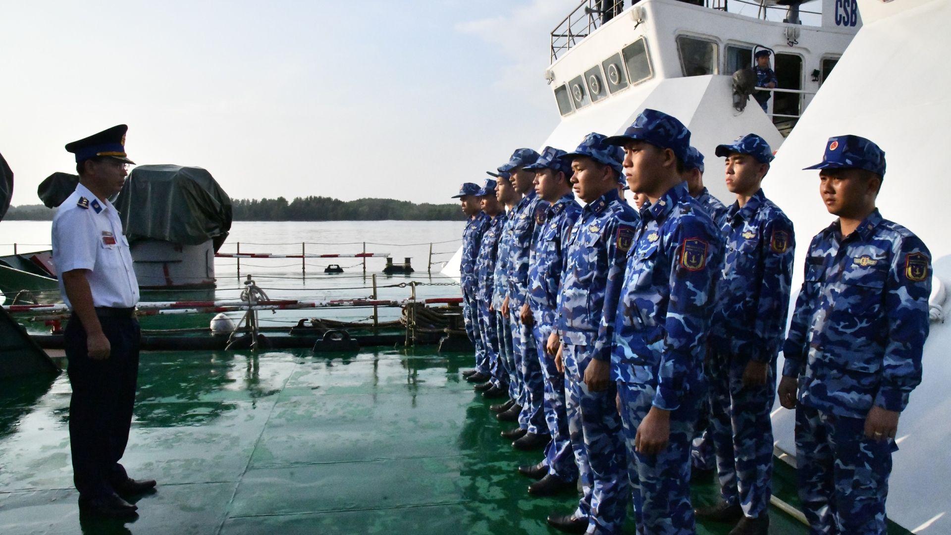 Thượng tá Lê Đức Tuấn, Hải đoàn trưởng Hải đoàn 42 quán triệt nhiệm vụ, động viên cán bộ, chiến sĩ Tàu CSB 6009