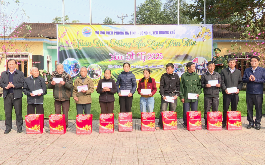 Ấm áp chương trình "Xuân biên phòng ấm lòng dân bản" ở Hà Tĩnh