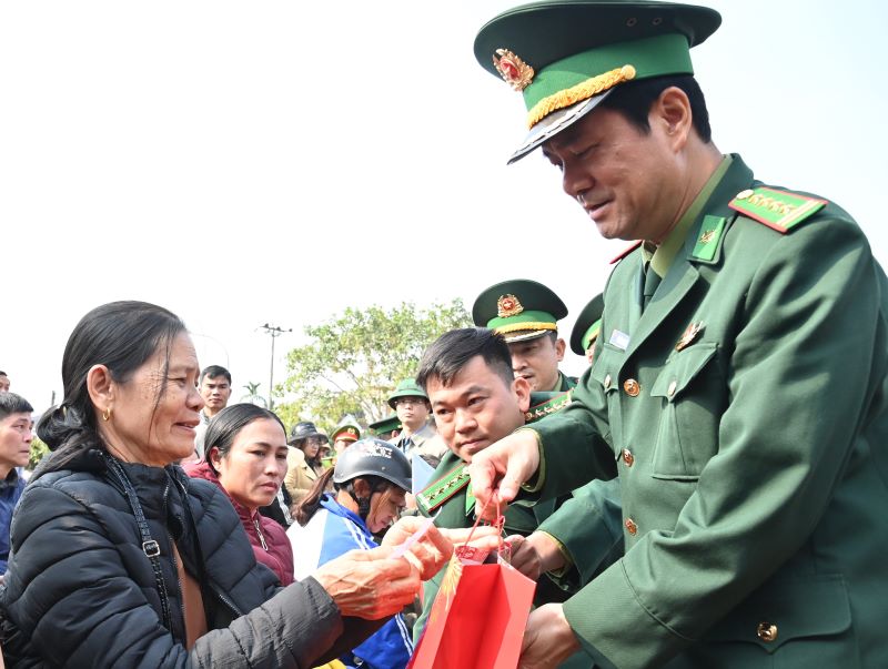 Bí thư Tỉnh ủy tỉnh Hà Tĩnh Hoàng Trung Dũng và Đại tá Bùi Hồng Thanh, Chỉ huy trưởng Bộ đội Biên phòng tỉnh Hà Tĩnh thăm hỏi và trao quà tết cho người dân vùng biên giới.