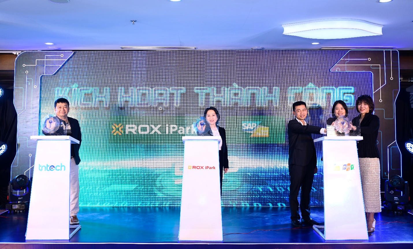 Bà Nguyễn Thị Bích Thủy, Tổng Giám đốc ROX iPark (giữa) tại sự kiện công bố triển khai thành công hệ thống ERP SAP S/4HANA