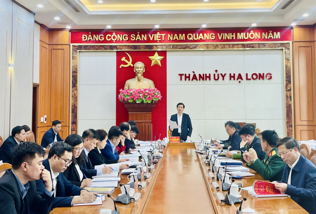 Ông Vũ Quyết Tiến, Ủy viên BTV Tỉnh ủy, Bí thư Thành ủy Hạ Long, phát biểu tại hội nghị.