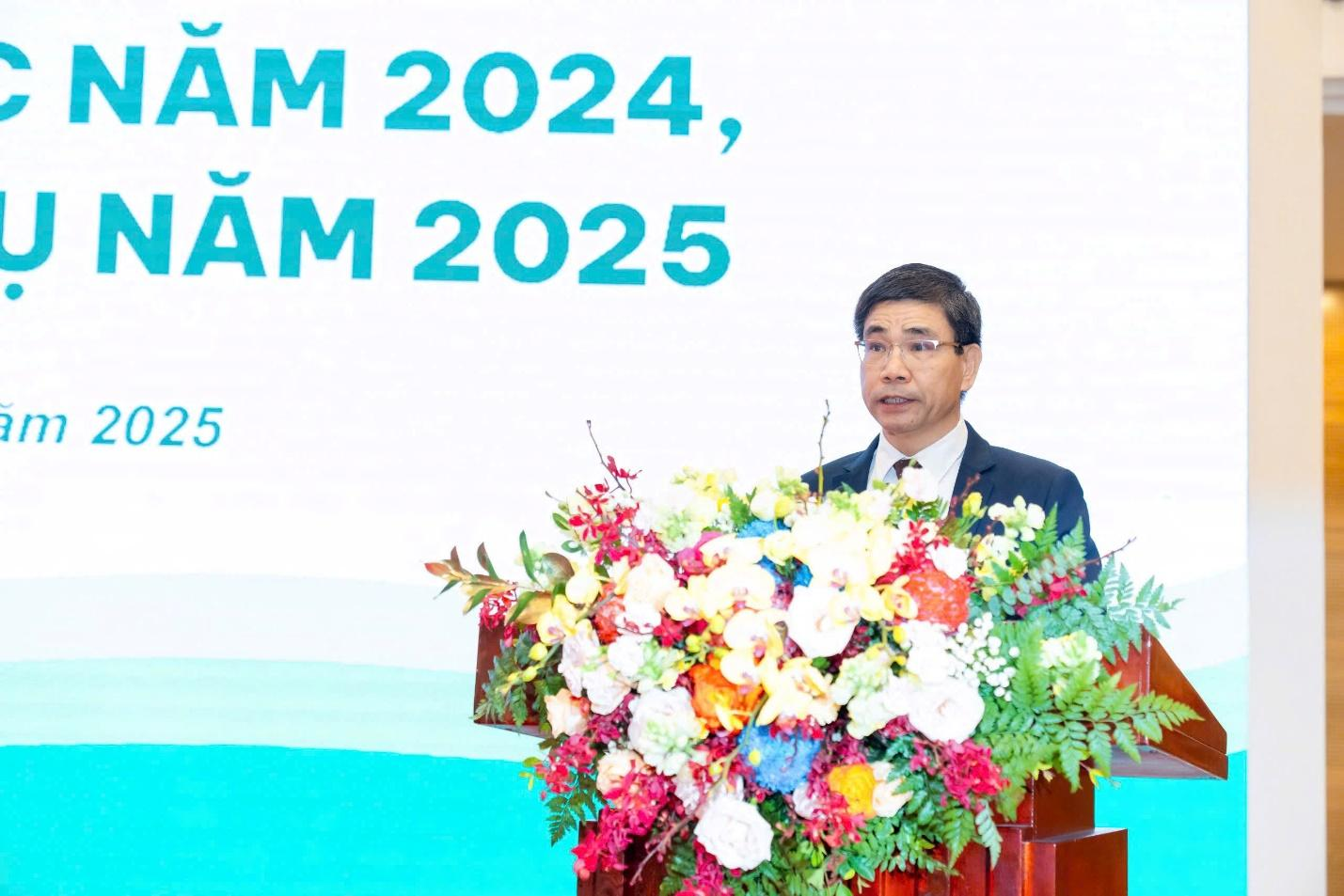 Ông Bùi Văn Thắng, Trưởng ban kế hoạch kinh doanh Tập đoàn báo cáo tổng kết năm 2024 và triển khai nhiệm vụ năm 2025