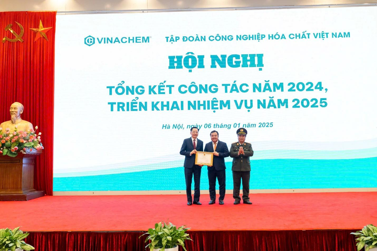 Ông Phùng Quang Hiệp và ông Nguyễn Hữu Tú đại diện Vinachem nhận Chứng nhận công nhận cơ quan, doanh nghiệp đạt tiêu chuẩn “An toàn về an ninh, trật tự 2023” của Bộ Công an