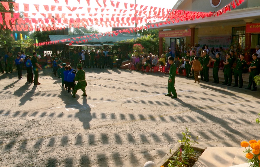 Các đội tham gia trò chơi dân gian