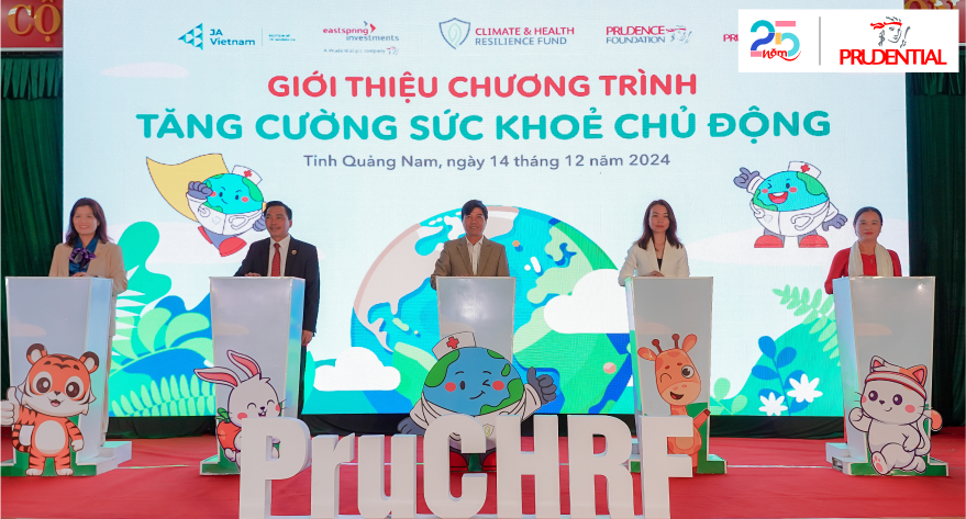 Đại diện Prudential Việt Nam, đối tác và chính quyền địa phương thực hiện nghi thức khởi động dự án