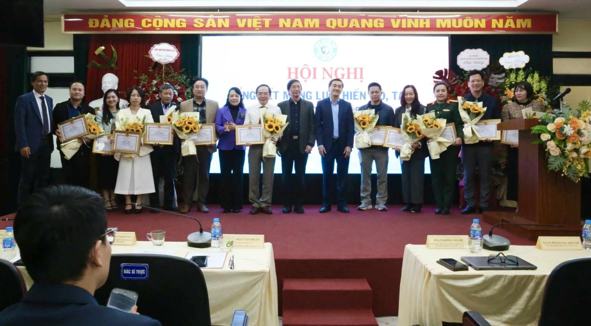 Hội Vận động hiến tặng mô, bộ phận cơ thể người Việt Nam tặng thưởng Giấy khen cho các tập thể có nhiều thành tích trong công tác điều phối, ghép tạng năm 2024