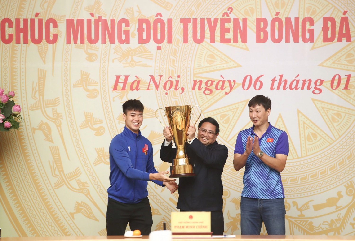 Thủ tướng nâng cúp vô địch ASEAN Cup 2024 cùng Đội trưởng Duy Mạnh và huấn luyện viên Kim Sang Sik, người dẫn dắt đội tuyển đi tới thành công tại AFF Cup 2024